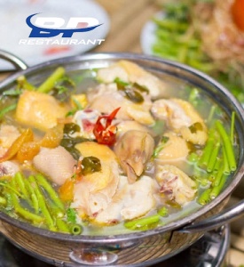Lẩu gà lá giang nguyên con