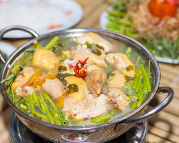 Lẩu gà lá giang nguyên con