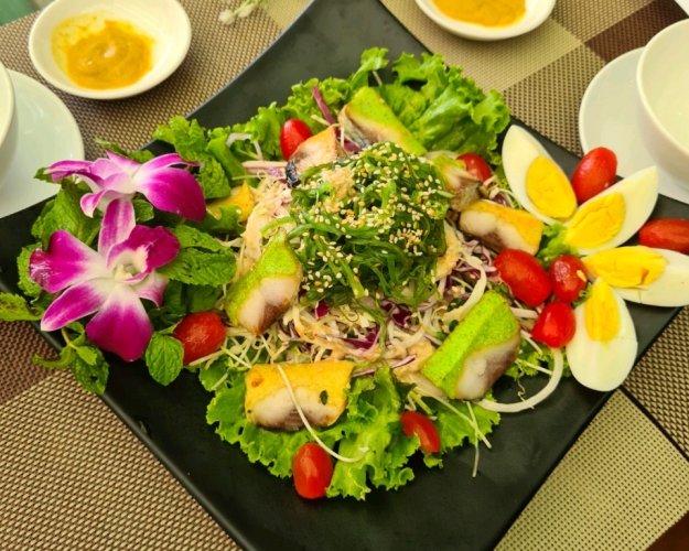 Salad rong biển xanh cá trích ép trứng